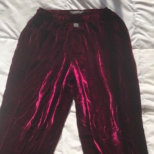 Beautiful lounge pant with drawstring.